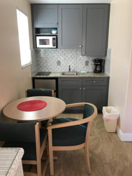 Carlton House Motel and Suites - Kitchen
