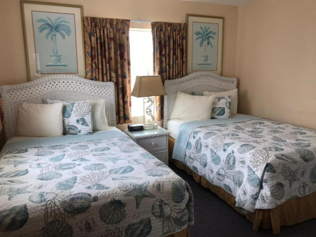 Carlton House Motel and Suites - Guestroom