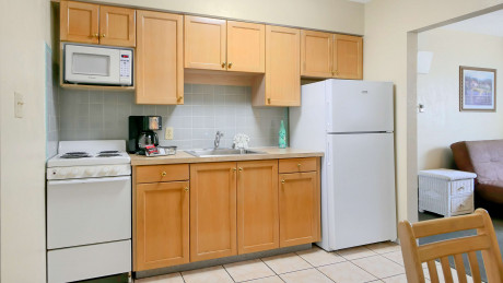 Carlton House Motel and Suites - Kitchen