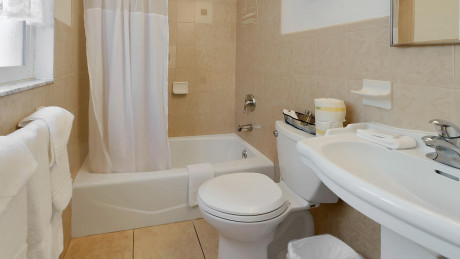 Carlton House Motel and Suites - Bathroom