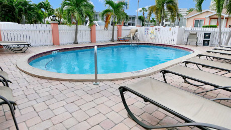 Carlton House Motel and Suites - Swimming Pool