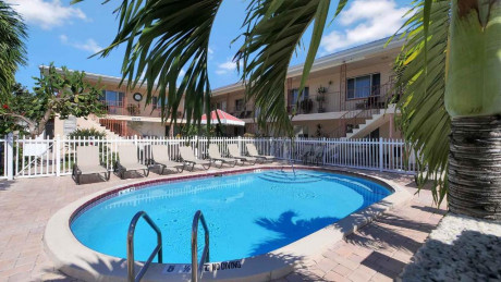 Carlton House Motel and Suites - Pool